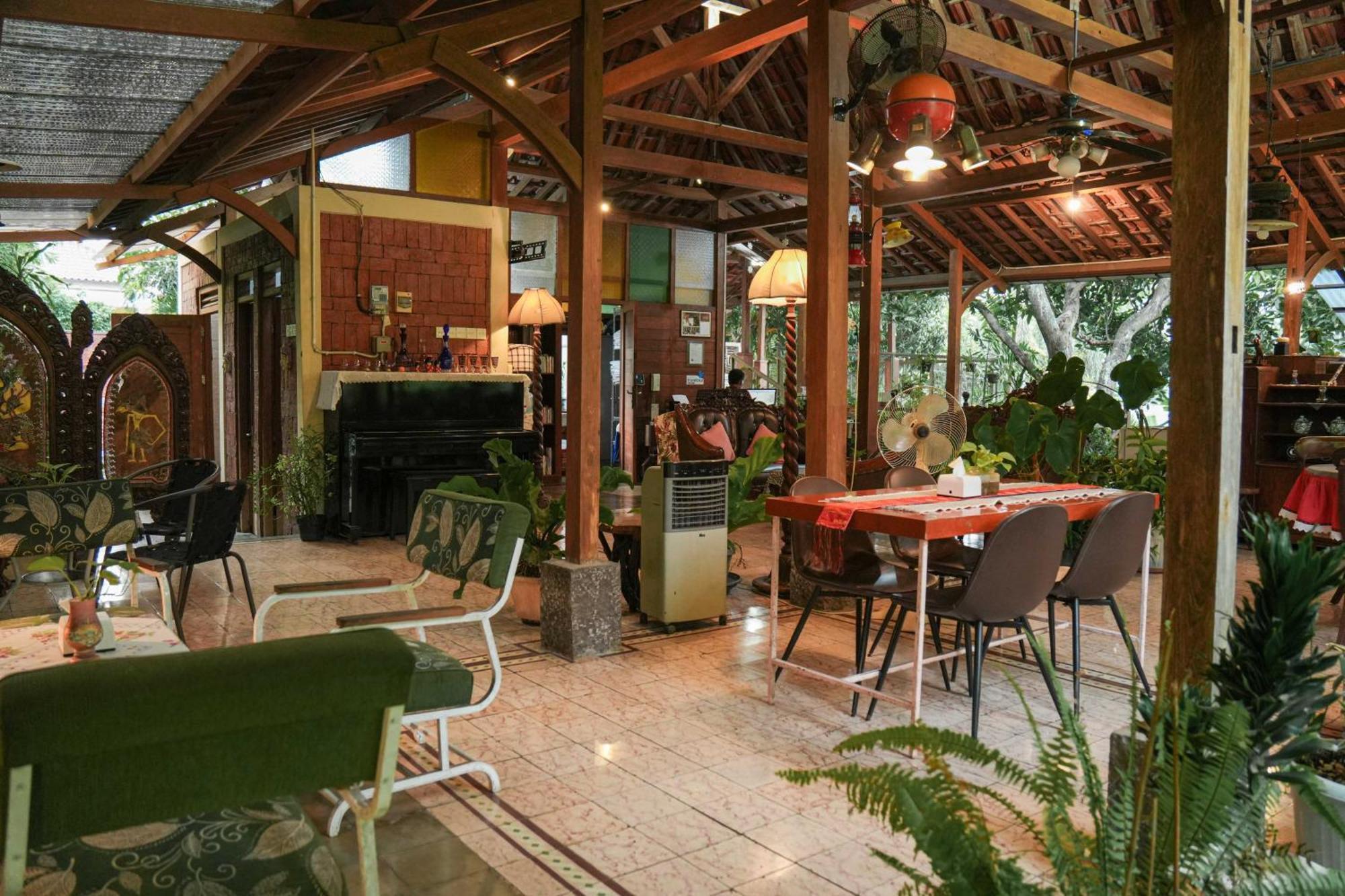 Djajanti House Bed & Breakfast Semarang Eksteriør bilde
