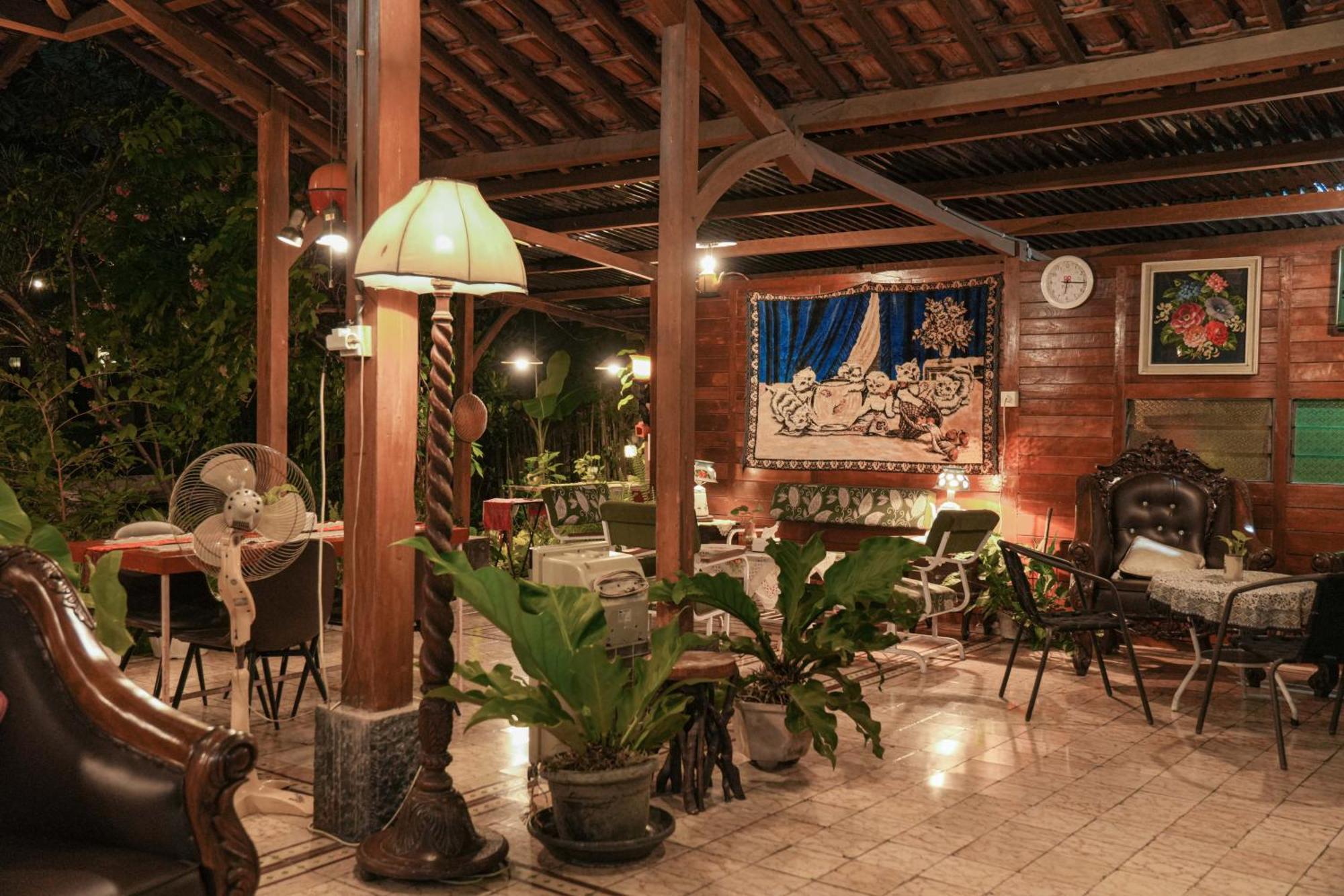 Djajanti House Bed & Breakfast Semarang Eksteriør bilde