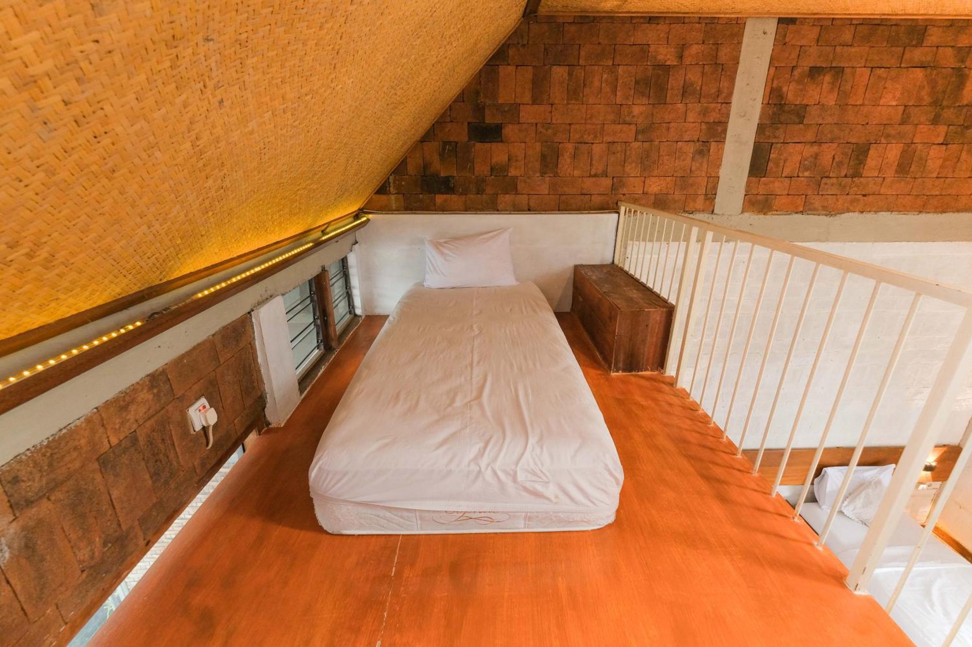 Djajanti House Bed & Breakfast Semarang Eksteriør bilde